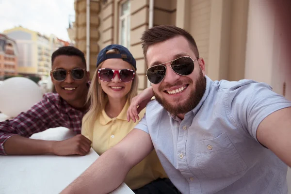 Glückliche Freunde, die Selfies im Freien machen — Stockfoto