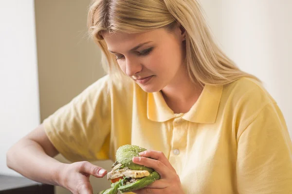 Mulher comer hambúrguer vegan no restaurante — Fotografia de Stock