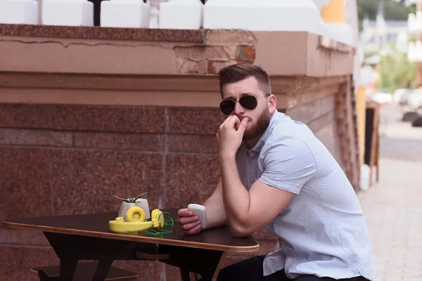 Bonito homem sentado no café vegan ao ar livre — Fotografia de Stock