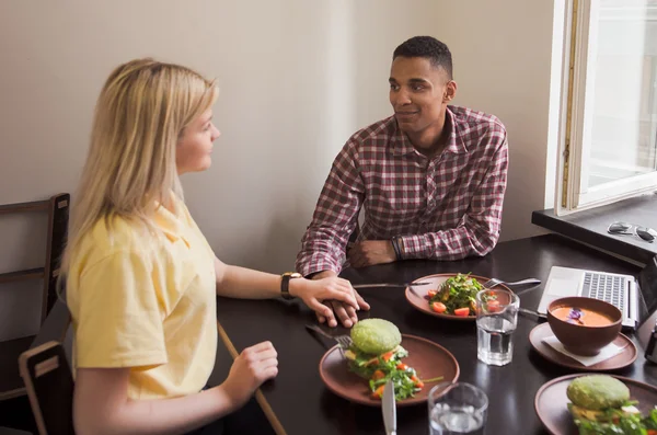 Pareja feliz en restaurante vegano — Foto de Stock