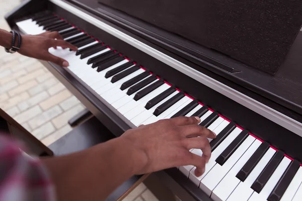 Primer plano del teclado del piano —  Fotos de Stock