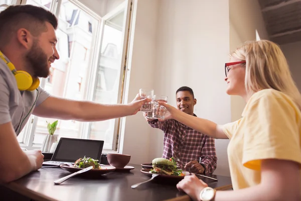 Pessoas de negócios em restaurante vegan — Fotografia de Stock