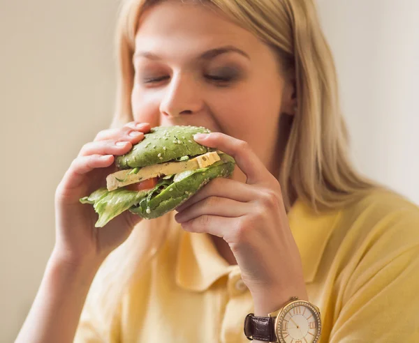 Mujer comiendo hamburguesa vegana — Foto de Stock