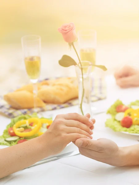 Coppia tenendosi per mano — Foto Stock