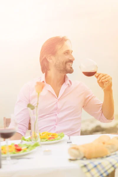 英俊的男人喝红酒 — 图库照片