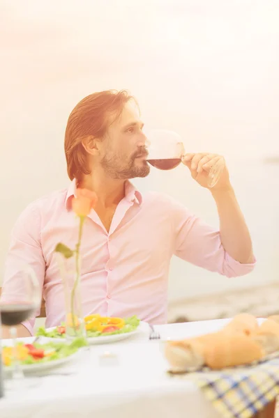 Schöner Mann, der Wein trinkt — Stockfoto