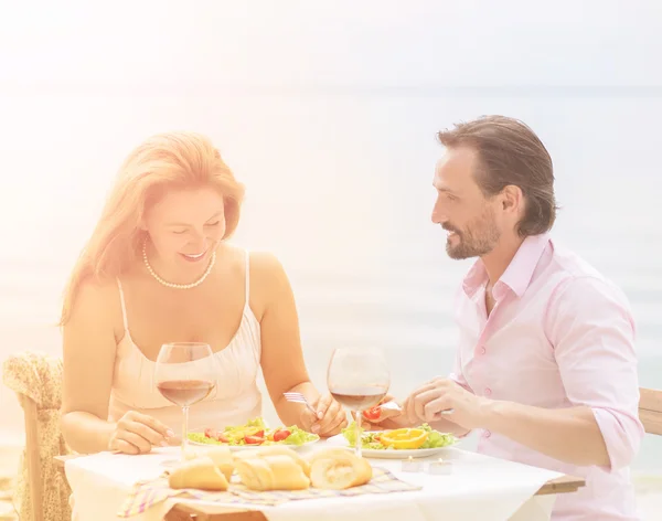 Reifes Paar im Freien — Stockfoto