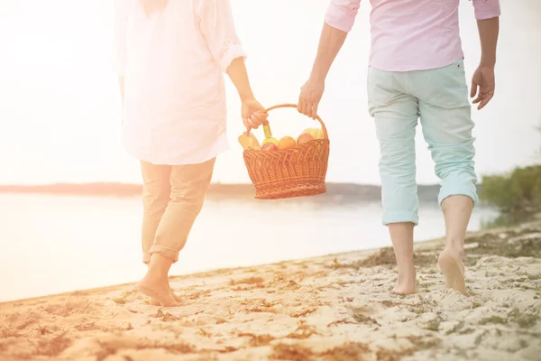 Middle-aged couple in picnic — Stock Photo, Image