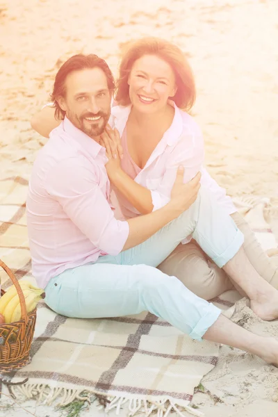 Middle-aged couple in picnic — Stock Photo, Image