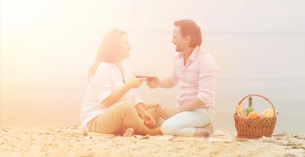 Middle-aged couple in picnic — Stock Photo, Image