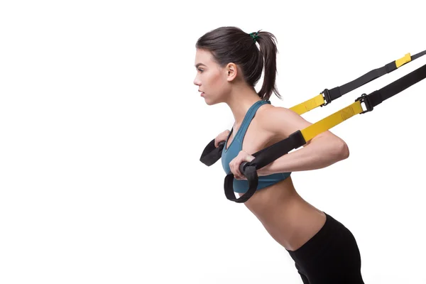 Kvinnlig träning med Suspension Trainer Sling — Stockfoto