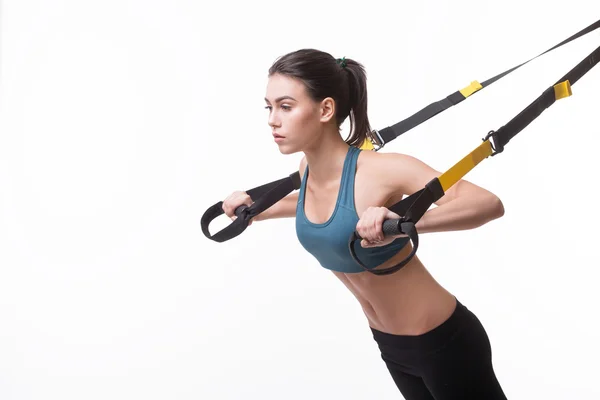Vrouwentraining met suspension trainer sling — Stockfoto