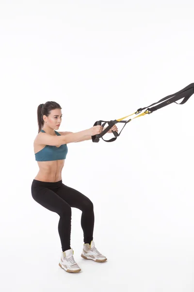 Addestramento donna con imbragatura trainer sospensione — Foto Stock