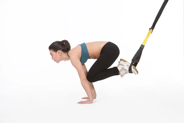 Treinamento de mulher com suporte de treinador de suspensão — Fotografia de Stock