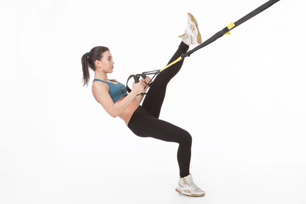 Addestramento donna con imbragatura trainer sospensione — Foto Stock