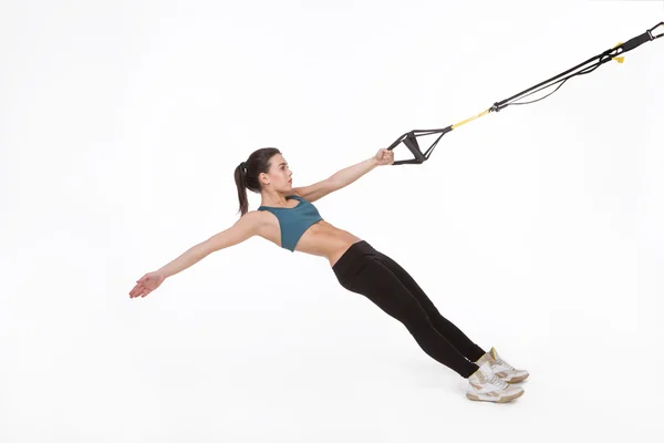 Kvinnlig träning med Suspension Trainer Sling — Stockfoto