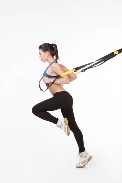 Kvinnlig träning med Suspension Trainer Sling — Stockfoto