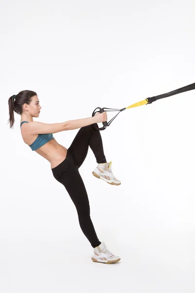 Kvinnlig träning med Suspension Trainer Sling — Stockfoto