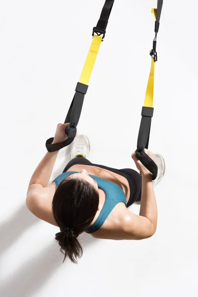 Kvinnlig träning med Suspension Trainer Sling — Stockfoto