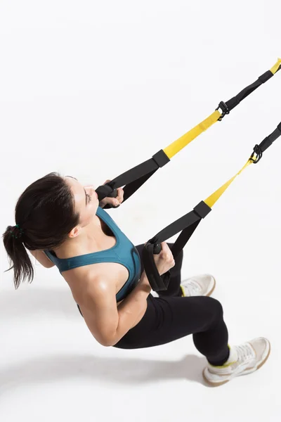 Kvinnlig träning med Suspension Trainer Sling — Stockfoto