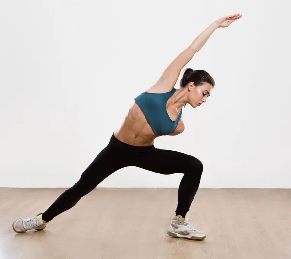 Yoga kvinnan isoleras på vit bakgrund — Stockfoto