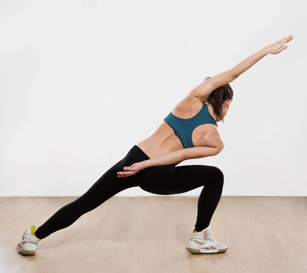 Donna yoga isolata su sfondo bianco — Foto Stock