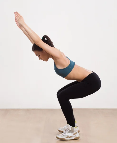 Yoga kvinnan isoleras på vit bakgrund — Stockfoto