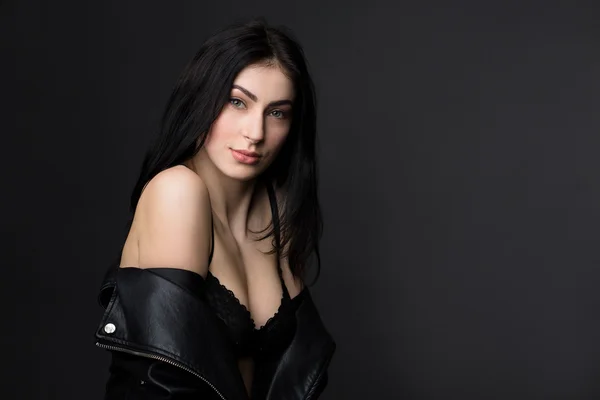 Krásný brunnette modelu žena pózuje ve studiu — Stock fotografie