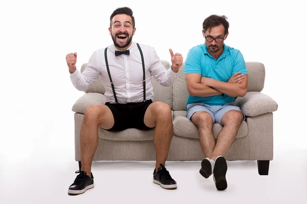 Δύο άνδρες ενθουσιασμένος που κάθεται στον καναπέ — Φωτογραφία Αρχείου