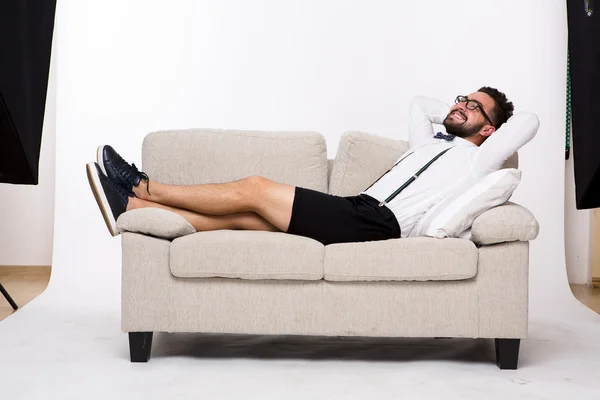 Ler stilig man liggande på soffan — Stockfoto