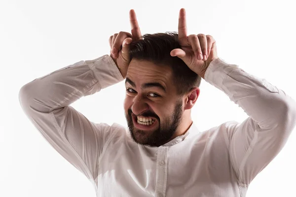 Hombre guapo haciendo orejas de conejo — Foto de Stock