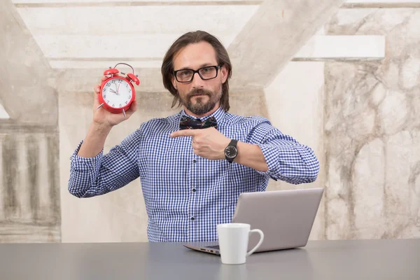 Empresário segurando despertador — Fotografia de Stock