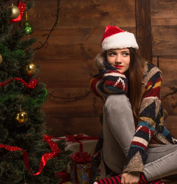 Красивая девушка возле новогодней елки — стоковое фото