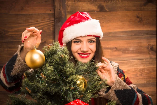 Девушка украшает новогоднюю елку рождественскими шарами — стоковое фото