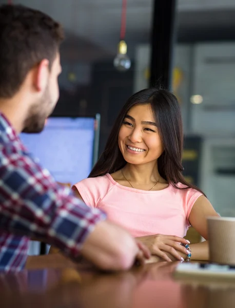 Pareja romántica tener fecha — Foto de Stock