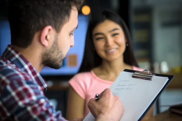 Schöne Dame beim Vorstellungsgespräch im Restaurant — Stockfoto