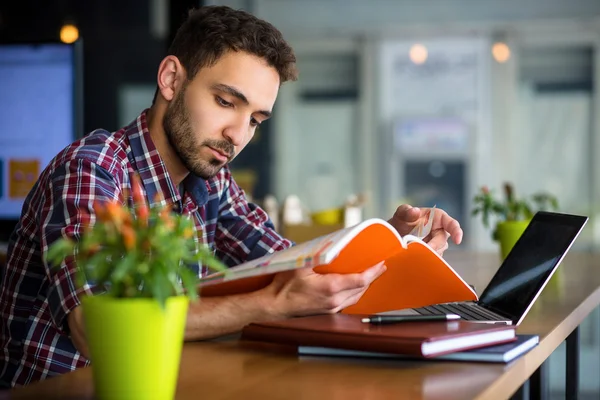 Bello studente che studia in ristorante — Foto Stock