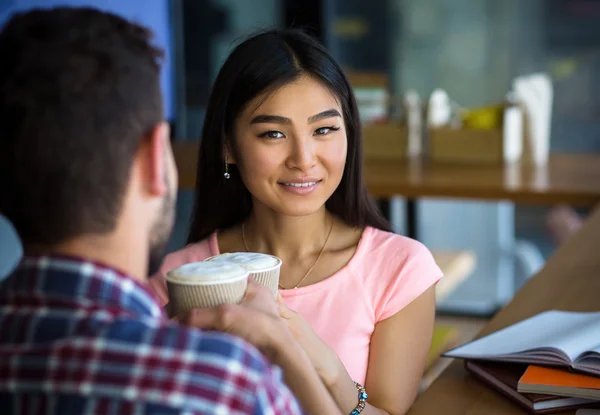 Pareja romántica tener fecha — Foto de Stock