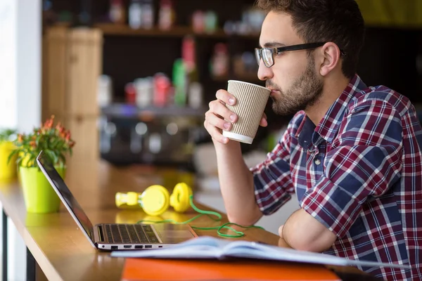 Bello freelance uomo di lavoro — Foto Stock