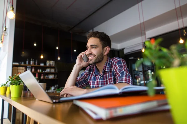 Bello studente che studia in ristorante — Foto Stock