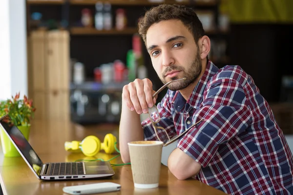 Schöner freier Mann, der arbeitet — Stockfoto