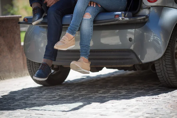 Gelukkig toeristische man en vrouw in auto — Stockfoto