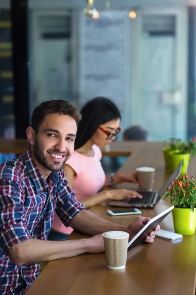 Hombre y mujer autónomos trabajando en un restaurante — Foto de Stock