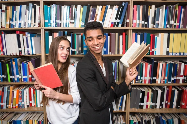 Estudantes na biblioteca — Fotografia de Stock