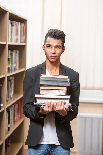 Schöner Mann in der Bibliothek — Stockfoto