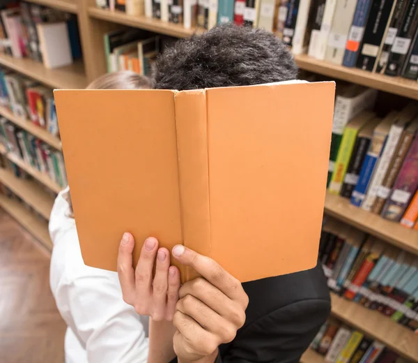 Studerende på biblioteket - Stock-foto