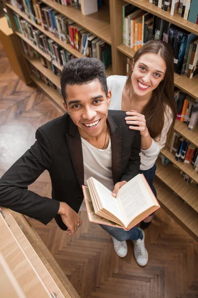 Студенти в бібліотеці — стокове фото