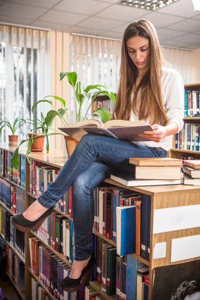 Feliz dama en la biblioteca —  Fotos de Stock