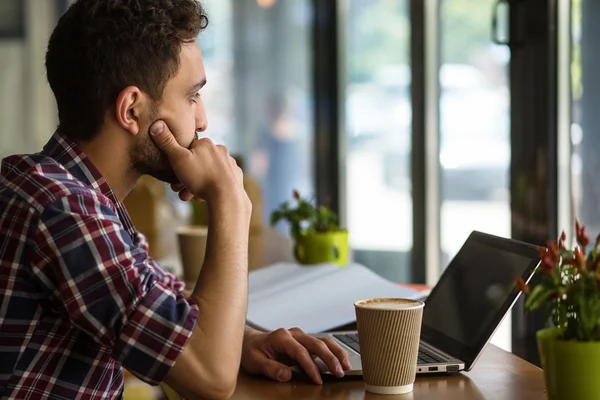 Schöner Mann arbeitet in Restaurant — Stockfoto