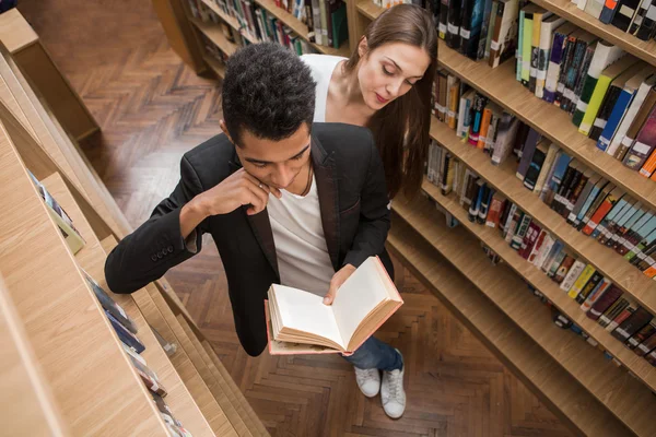 Studenti in biblioteca — Foto Stock